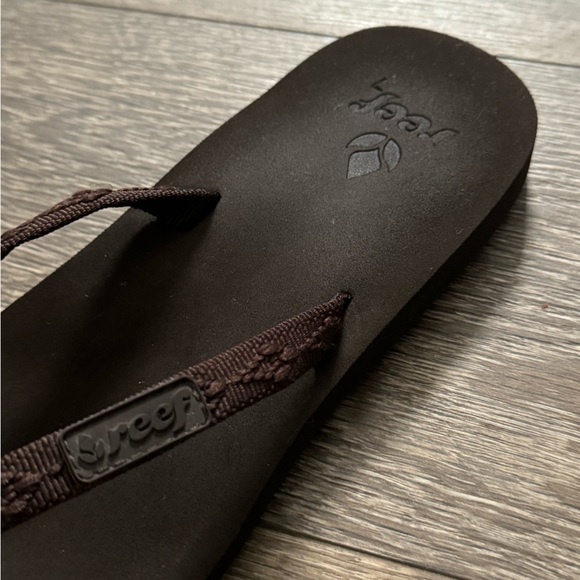 Reef Women’s chocolate brown size 7 sandals - Picture 2 of 4